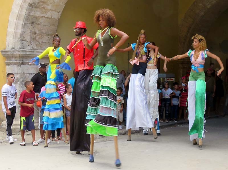 Street performers in Cuba 3 800