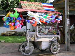 2 balloon vendor in puerto limon  cosata rica 800