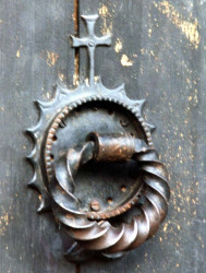 134 old brass ring door knocker in bolivia 800