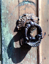 35 decorative ring knocker photographed in el salvador 800