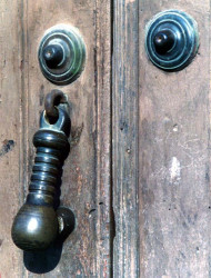 79brass knocker photographed in el salvador 800