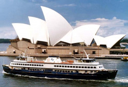 18 cruising past the sydney opera house 800