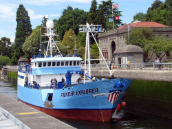 138 passing through the ballard locks in seattle 800