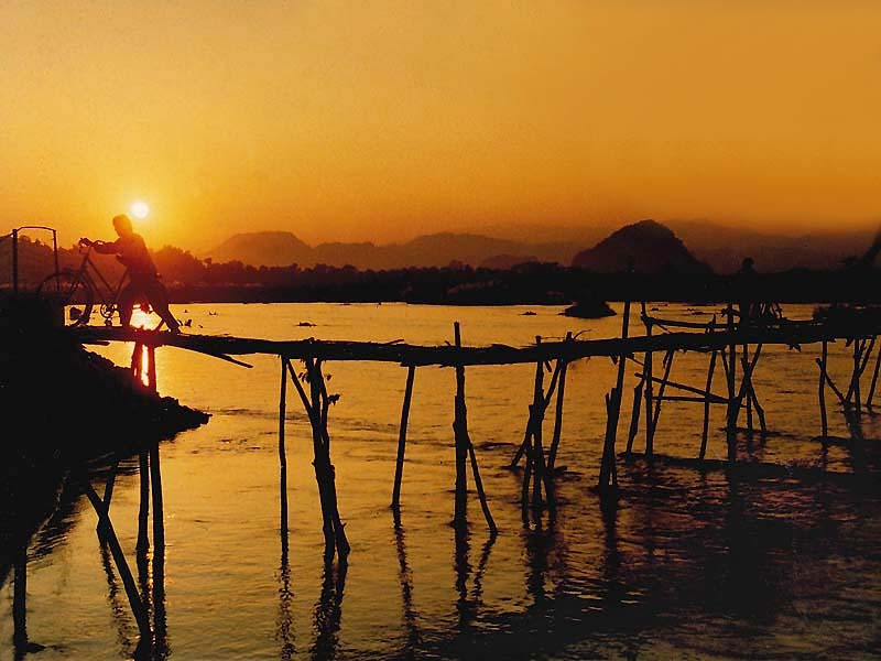 2 sunsetting at a bamboo bridge crossing the mekong river in thailand 800