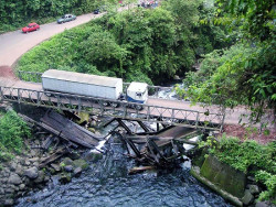 30 new bridge with the old bridge collapsed below in costa rica 800